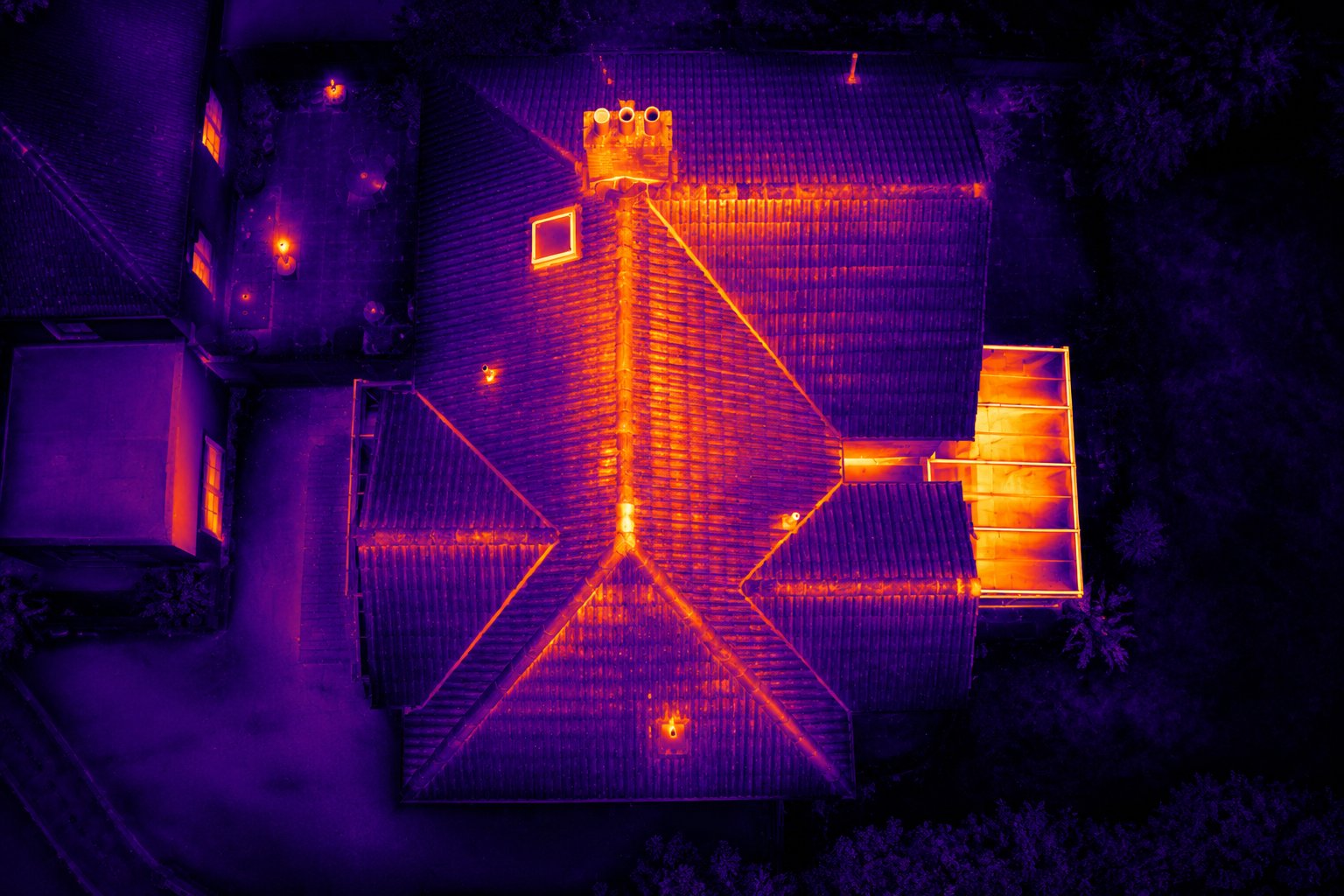 Thermal drone image of a roof showing heat patterns, moisture and defects in the iron palette